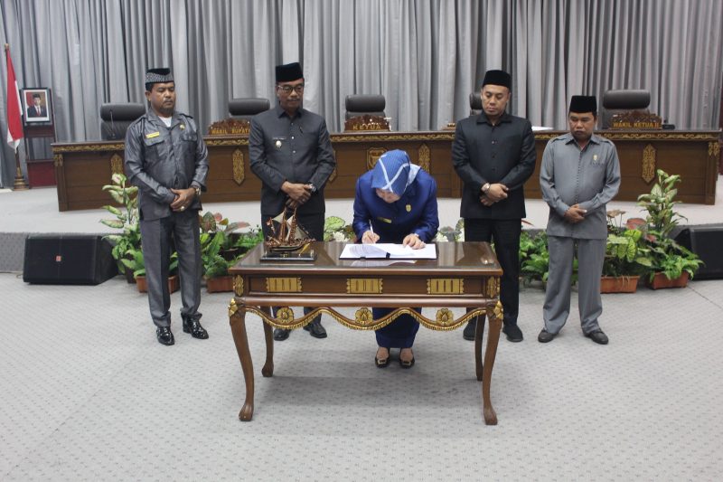 Ketua DPRD, Hj Mery Rukaini saat menandatangani berita acara, hasil rapat paripurna pemberhentian masa jabatan bupati dan wakill bupati Barito Utara, Senin (7/8/2023).Foto.Budi/1tulah.com