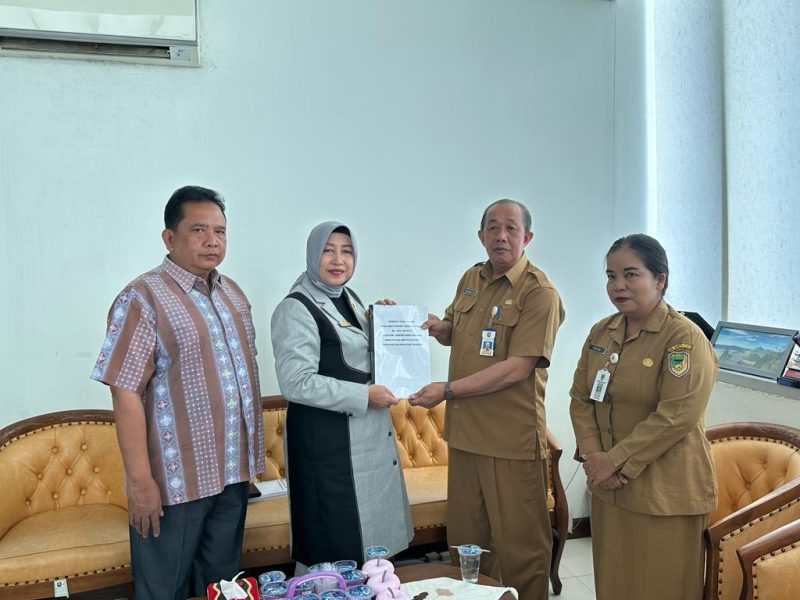 Ketua DPRD Barito Utara, Hj Mery Rukaini saat menyerahkan usul penjabat Bupati di kantor Kemendagri, Selasa (8/8/2023).Foto.Ervina/1tulah.com